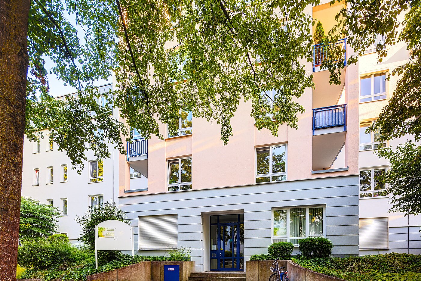 多层公寓 与 3 房间 | München-Oberföhring | 70246 | Ansicht von der Straße aus