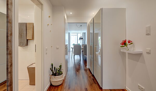 多层公寓 与 2 房间 | München-Schwabing | 70434 | Flur mit "verstecktem"...
