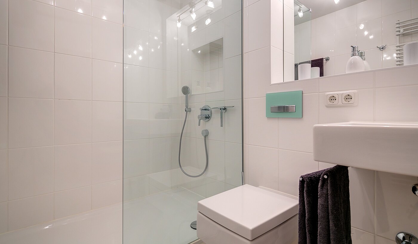 多层公寓 与 2 房间 | München-Schwabing | 70096 | Badezimmer mit Dusche