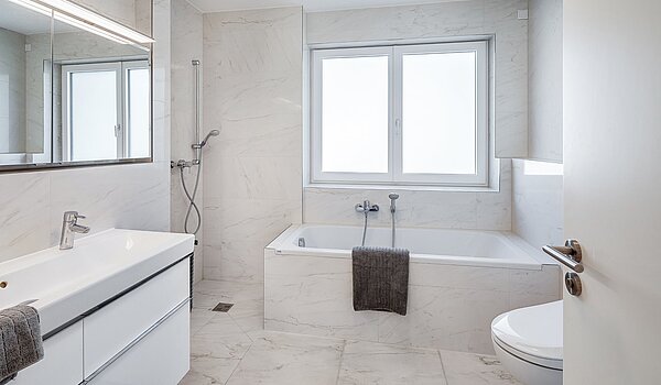 联排别墅 与 6 房间 | München-Pasing | 2007ML5 | Masterbad mit Dusche u. Wanne