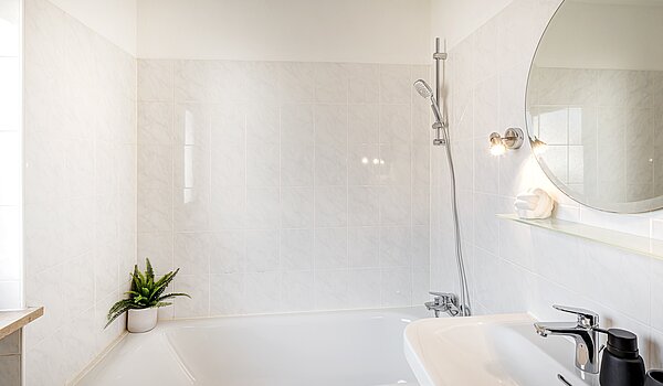 排式中层住宅 与 5 房间 | Unterschleißheim | 70187 | ...mit Badewanne