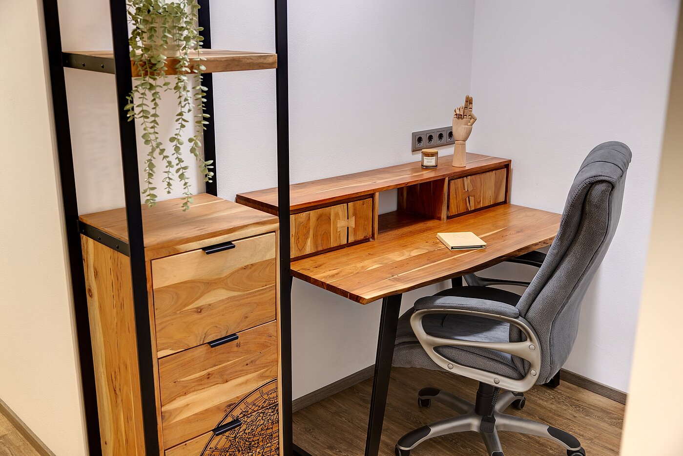 复式公寓 与 3 房间 | München-Milbertshofen | 702341 | ...mit Schreibtisch aus Holz