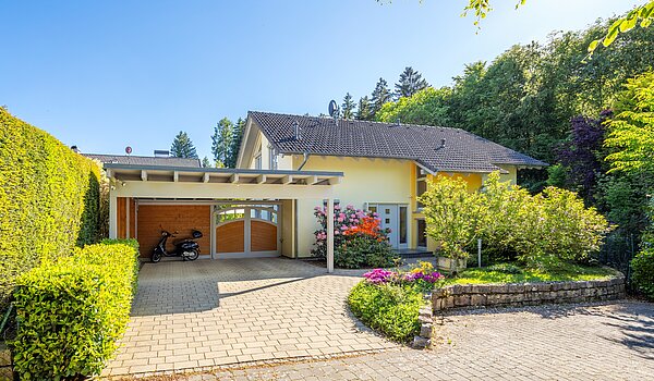 独栋住宅 与 5 房间 | Icking | 70438 | Hausansicht mit Carport