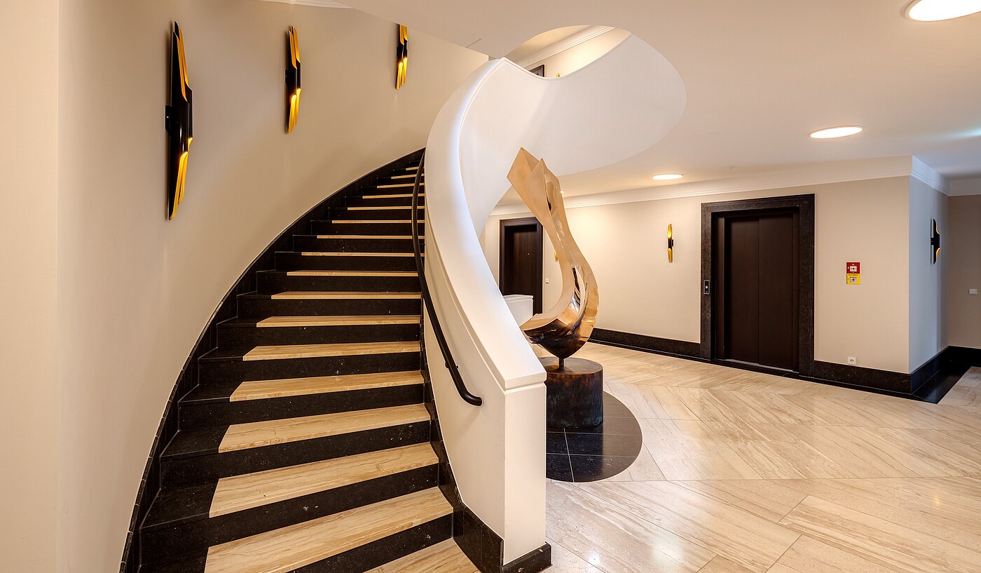 多层公寓 与 3 房间 | 70046 | Geschwungene Natursteintreppe