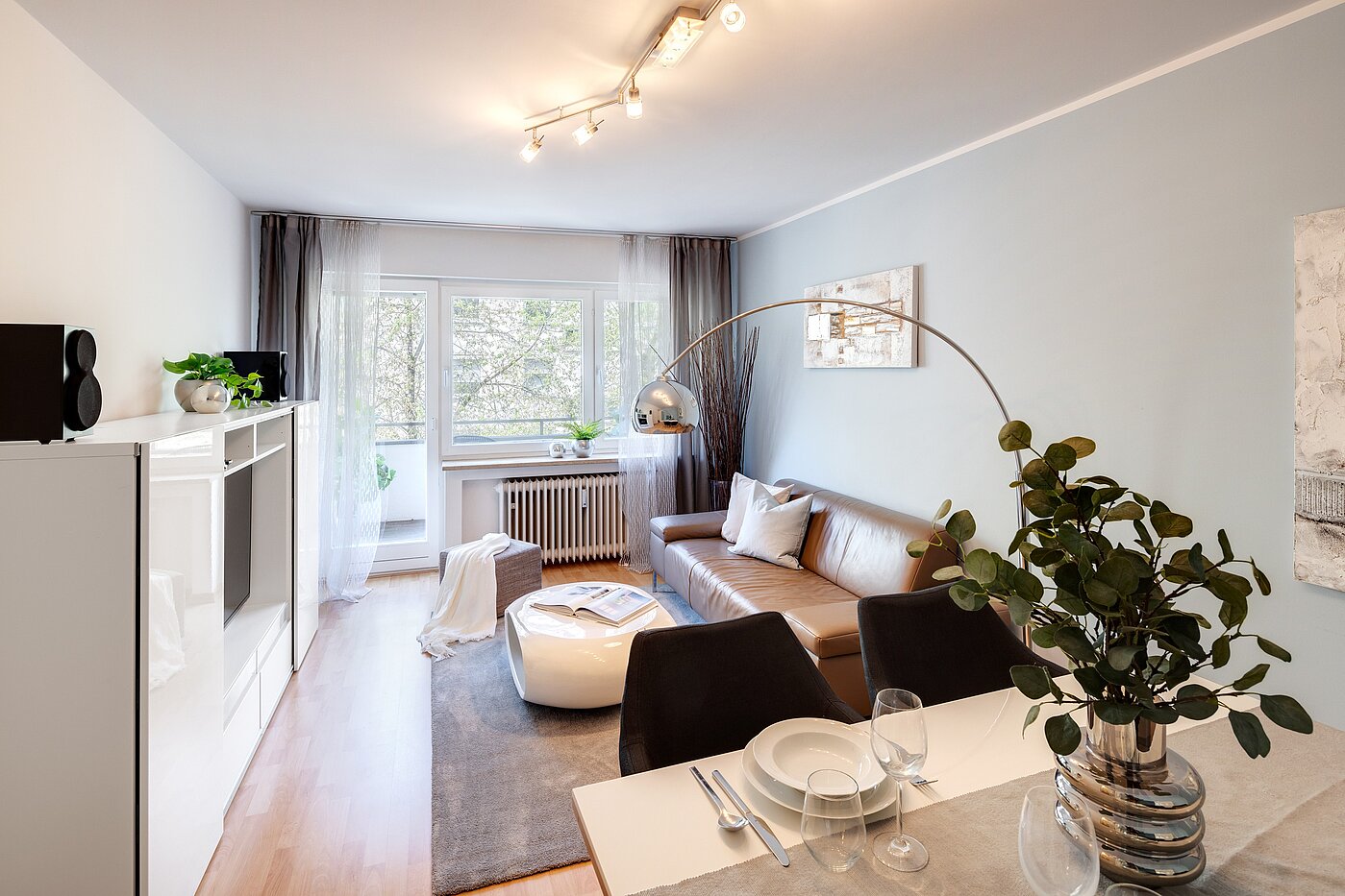 多层公寓 与 2 房间 | München-Schwabing | 70013 | Wohnzimmer mit Zugang zum Balkon...