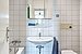 多层公寓 与 2 房间 | München-Sendling-Westpark | 2010ML9 | Weiß gefliestes Badezimmer... | Thumbnail