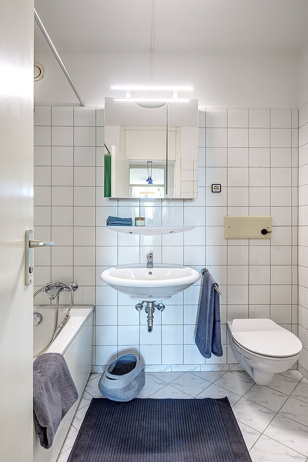 多层公寓 与 2 房间 | München-Sendling-Westpark | 2010ML9 | Weiß gefliestes Badezimmer...