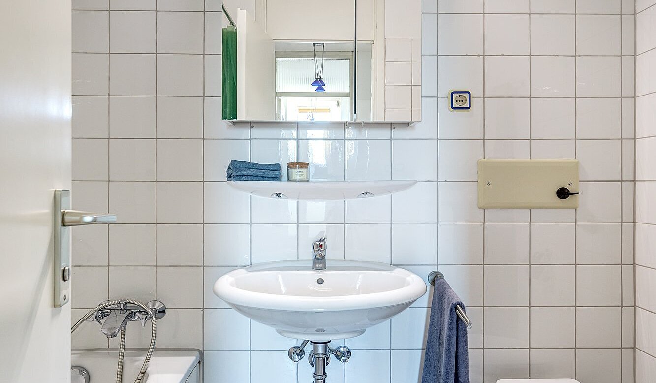 多层公寓 与 2 房间 | München-Sendling-Westpark | 2010ML9 | Weiß gefliestes Badezimmer...