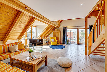 Trudering：3.5室复式顶层公寓，布局合理，带阳台——空置