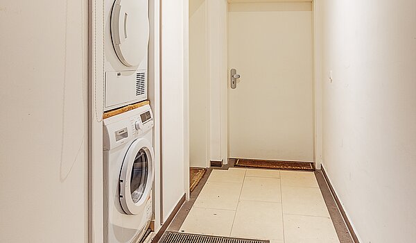一楼公寓 与 4 房间 | München-Neuhausen | 70471 | Gemeinschaftsflur Blickrichtung Eingang