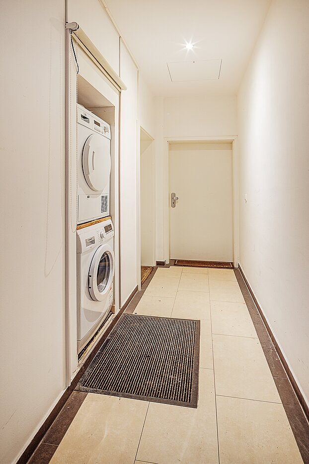 一楼公寓 与 4 房间 | München-Neuhausen | 70471 | Gemeinschaftsflur Blickrichtung Eingang
