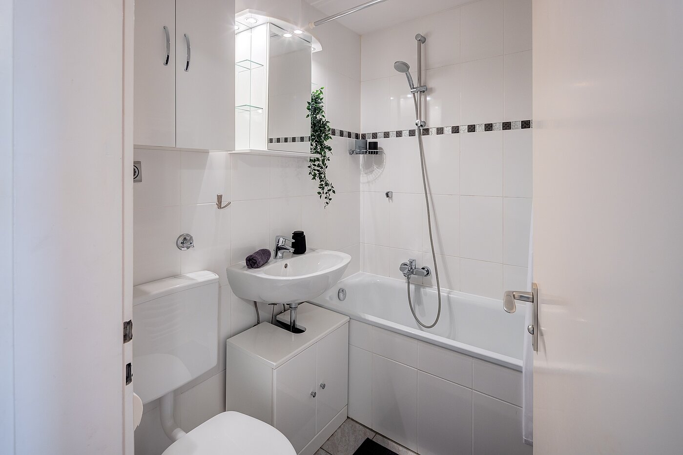 公寓 与 1 房间 | München-Forstenried | 70190 | ...mit Badewanne