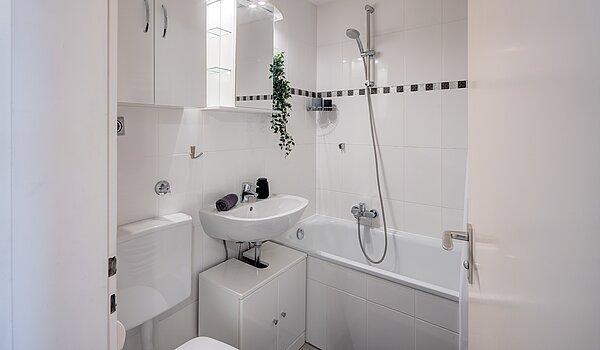 公寓 与 1 房间 | München-Forstenried | 70190 | ...mit Badewanne