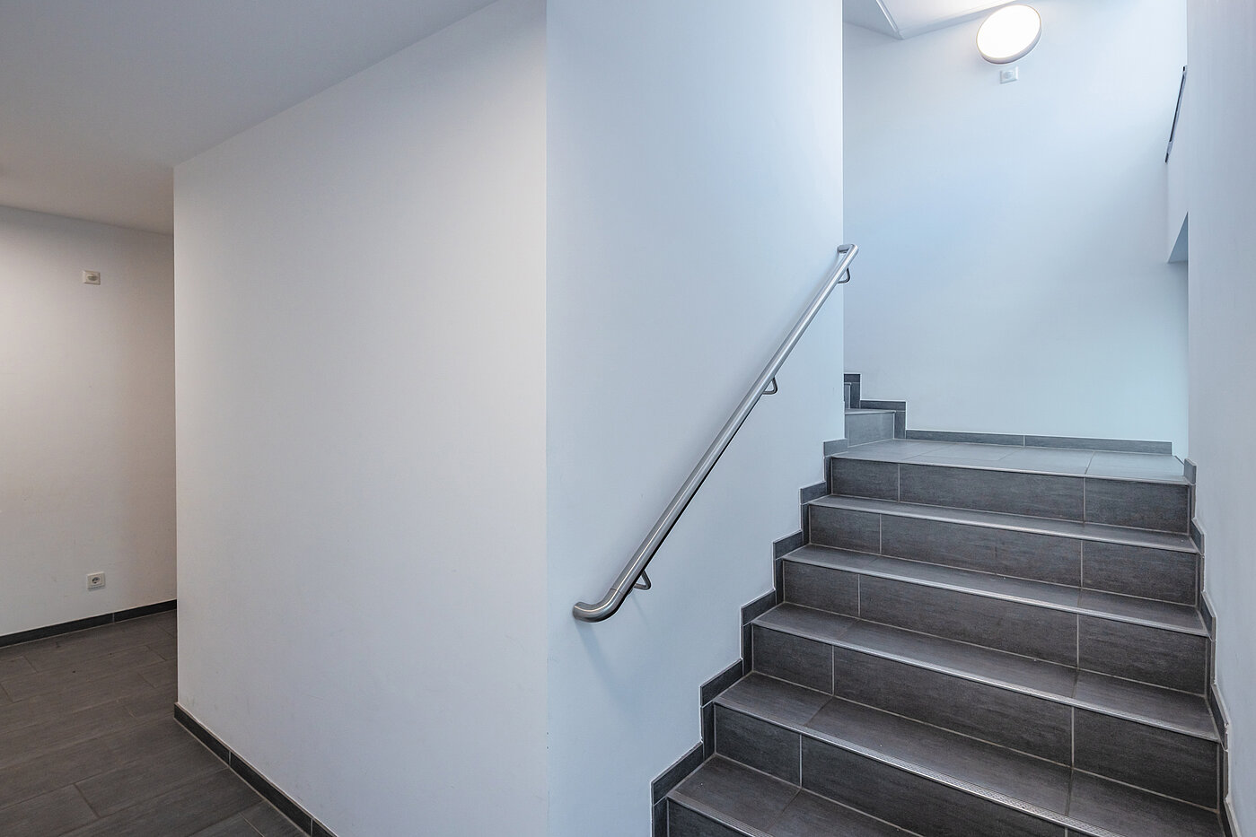 顶层公寓 与 2 房间 | München-Bogenhausen | 70385 | Treppenhaus mit...