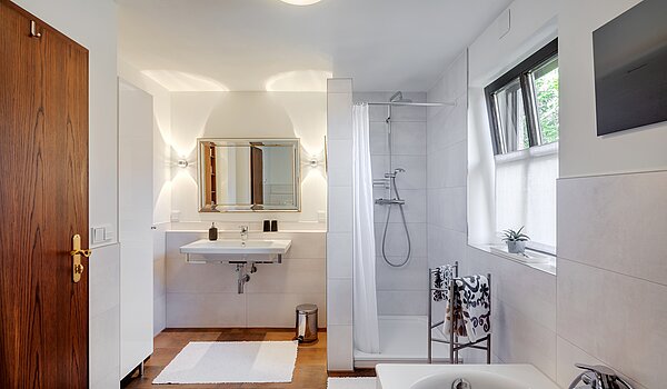 独栋住宅 与 4 房间 | Neubiberg | 70429 | Badezimmer im OG