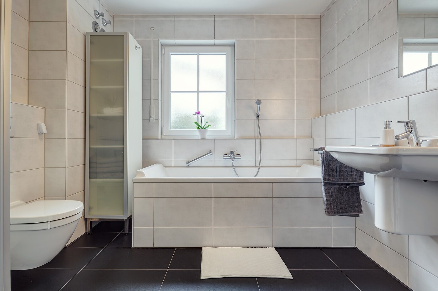 多层公寓 与 4 房间 | München-Forstenried | 2209ML6 | Helles Bad mit Wanne...