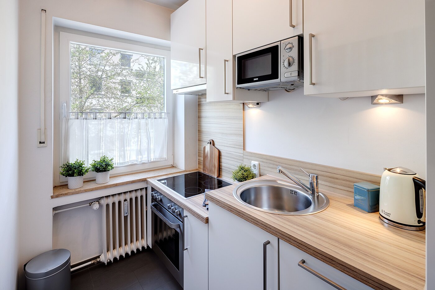 多层公寓 与 2 房间 | München-Schwabing | 70013 | Kleine Küche mit Fenster...