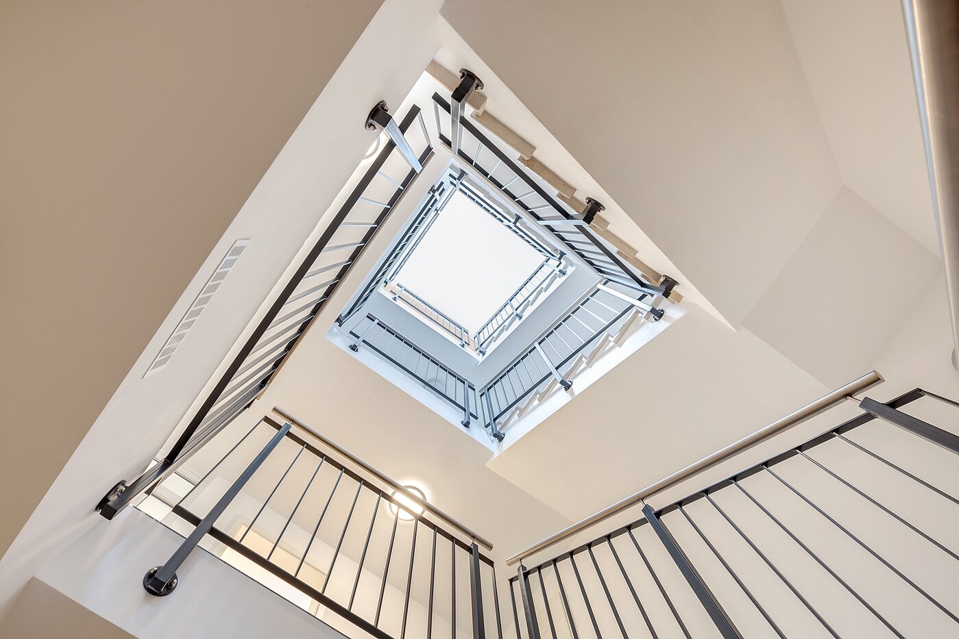 特殊房产 与 9 房间 | 70406 | Treppenhaus Gewerbe
