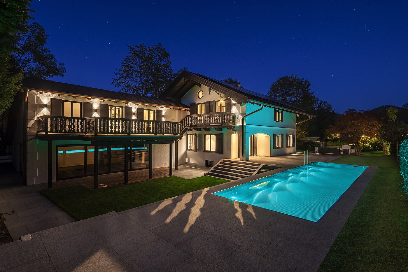 特殊房产 与 15 房间 | Bad Wiessee | 701591 | Landhaus mit Außenpool bei Dämmerung