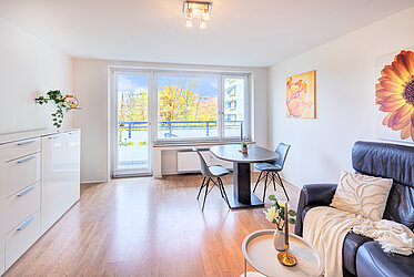 Neuperlach:租赁权——带阳台和停车位的迷人两居室公寓——可立即入住