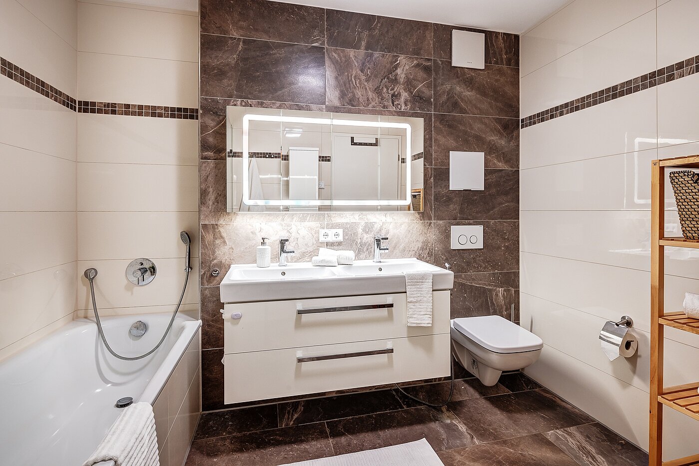 一楼公寓 与 3 房间 | Wolfratshausen | 2208ML1 | Geräumiges Badezimmer mit...