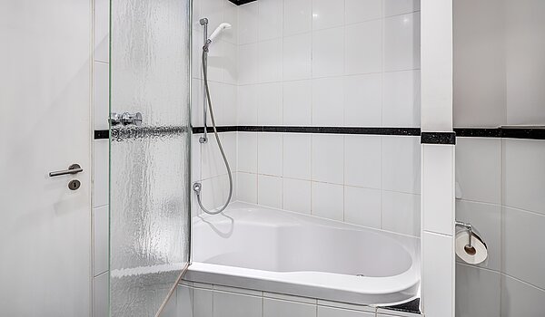 多层公寓 与 3 房间 | München-Schwabing | 2202ML12 | ...mit ergonomischer Badewanne