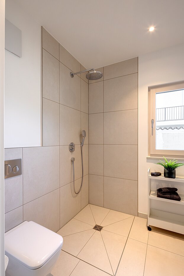 露台公寓 与 2 房间 | München-Harlaching | 70372 | Begehbare Dusche