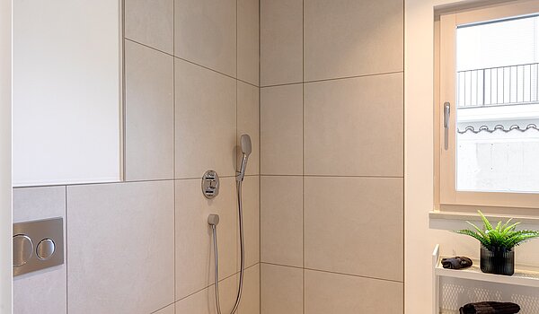 露台公寓 与 2 房间 | München-Harlaching | 70372 | Begehbare Dusche