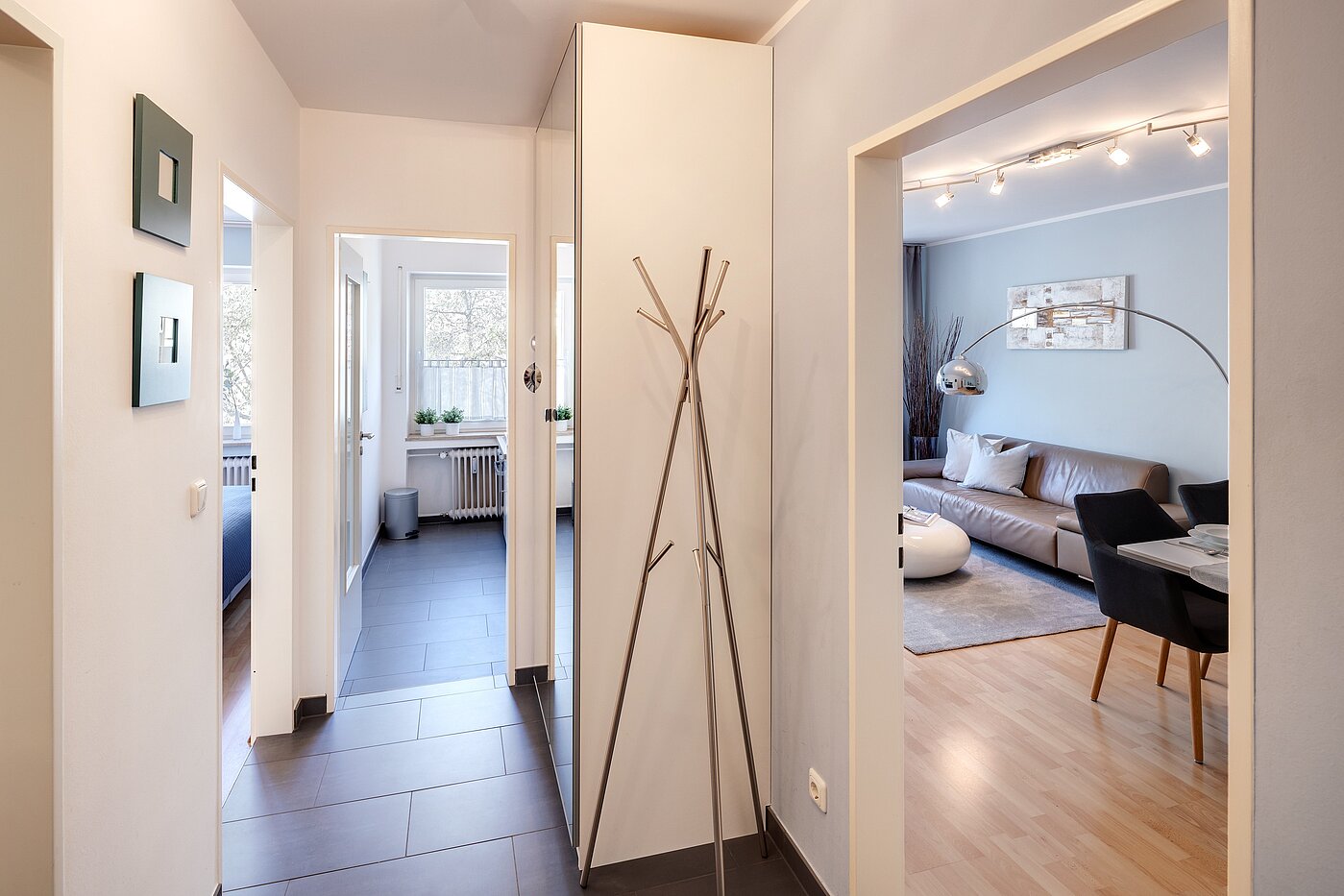 多层公寓 与 2 房间 | München-Schwabing | 70013 | ...und Richtung Wohnzimmer, Schlafzimmer und Küche