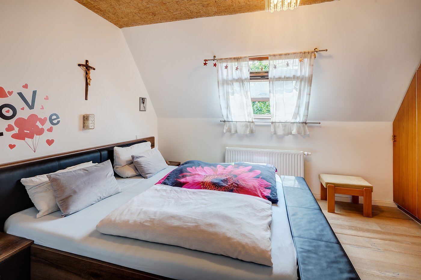 独栋住宅 与 8 房间 | 70229 | Schlafzimmer...