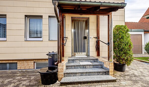 独栋住宅 与 6 房间 | Unterschleißheim | 2209ML7 | Hauseingang