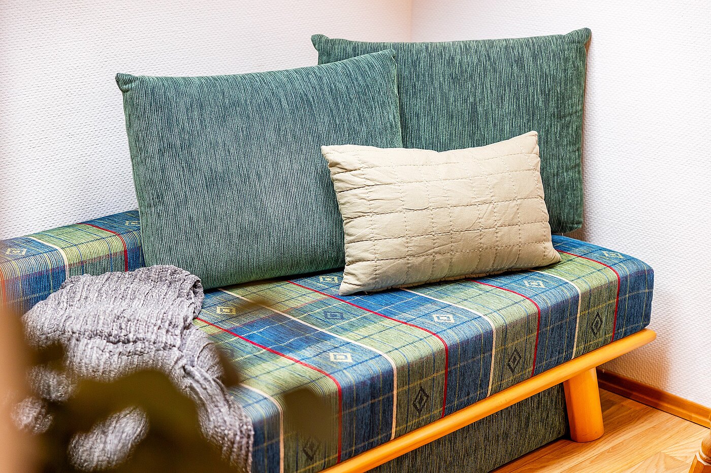 阁楼公寓 与 2 房间 | Bad Wiessee | 70017 | Gemütliches Sofa