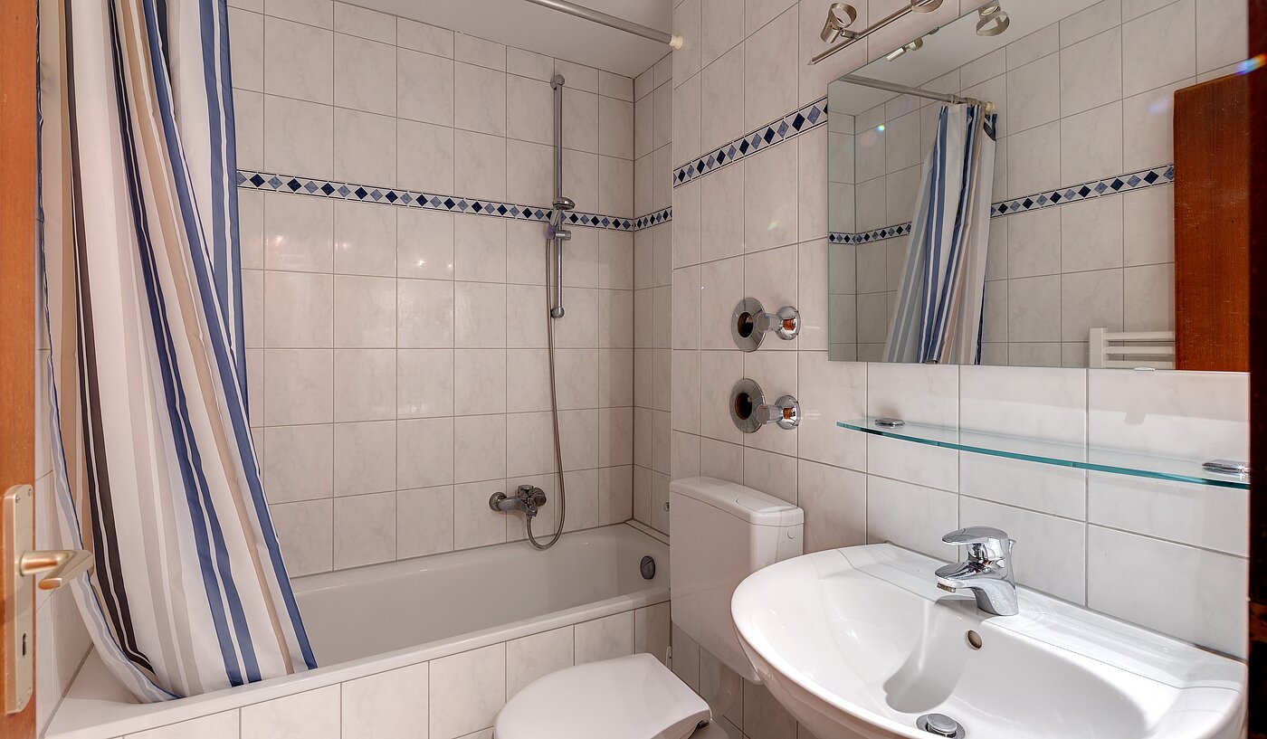 多层公寓 与 1 房间 | Ottobrunn | 2301ML1 | Gepflegtes Wannenbad deckenhoch gefliest