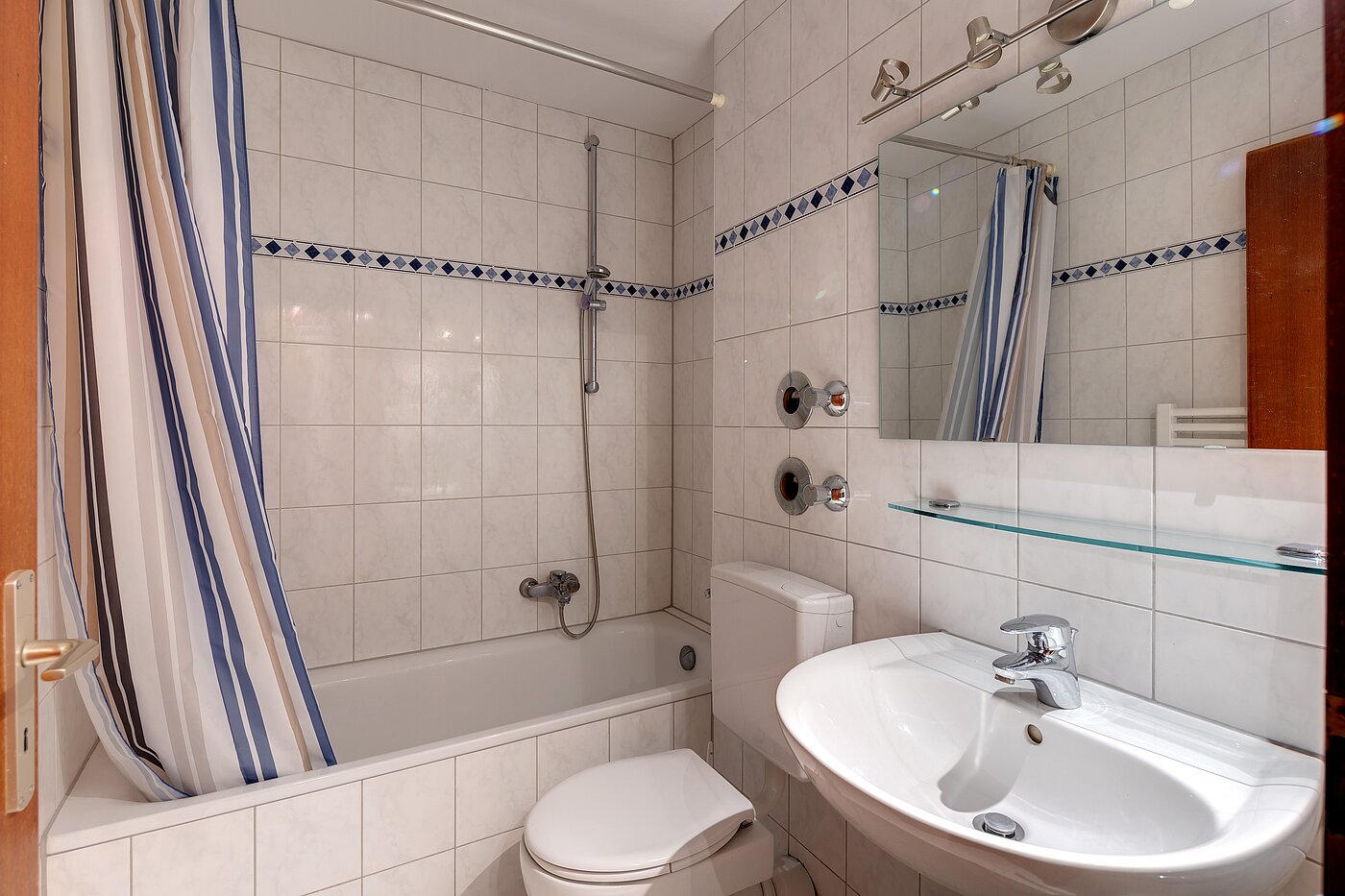 多层公寓 与 1 房间 | Ottobrunn | 2301ML1 | Gepflegtes Wannenbad deckenhoch gefliest