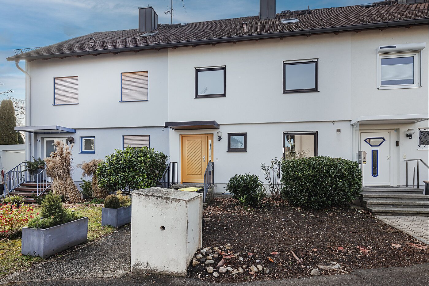排式中层住宅 与 5 房间 | Unterschleißheim | 70187 | Ansicht von der Straße aus