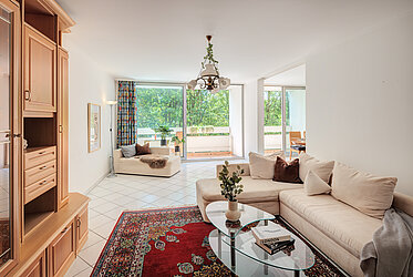 Bogenhausen：位于 Arabellapark 的宽敞三室公寓