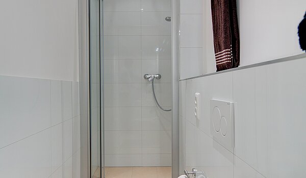 一楼公寓 与 4 房间 | München-Neuhausen | 70471 | ...mit Dusche
