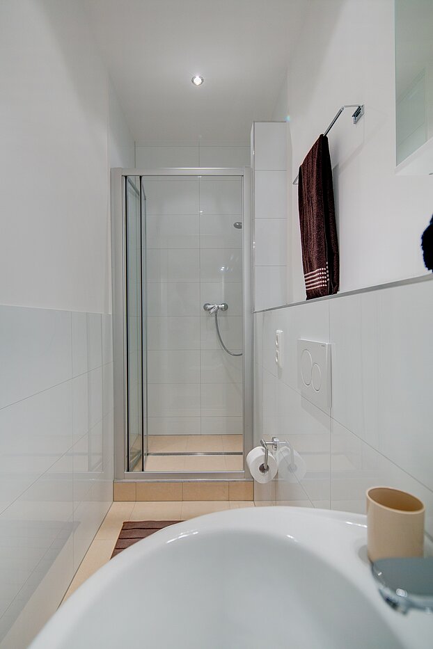 一楼公寓 与 4 房间 | München-Neuhausen | 70471 | ...mit Dusche