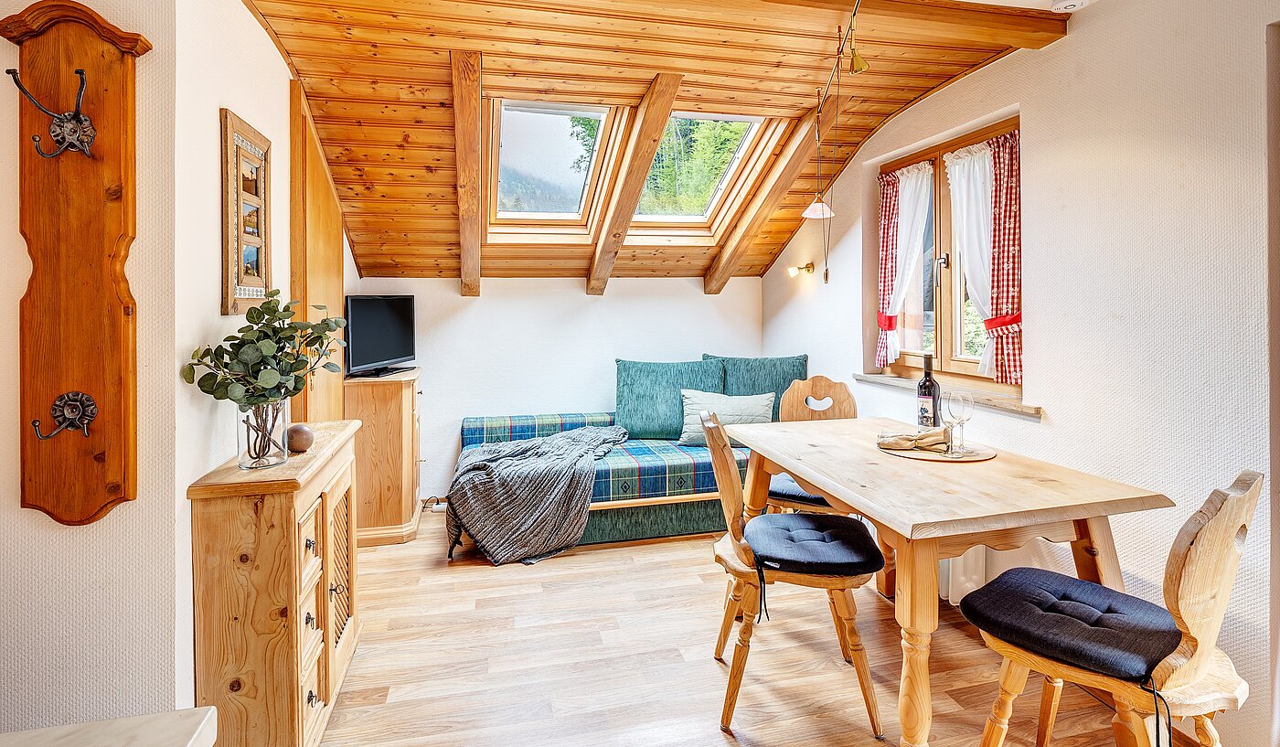 阁楼公寓 与 2 房间 | Bad Wiessee | 70017 | Wohnen und Essen