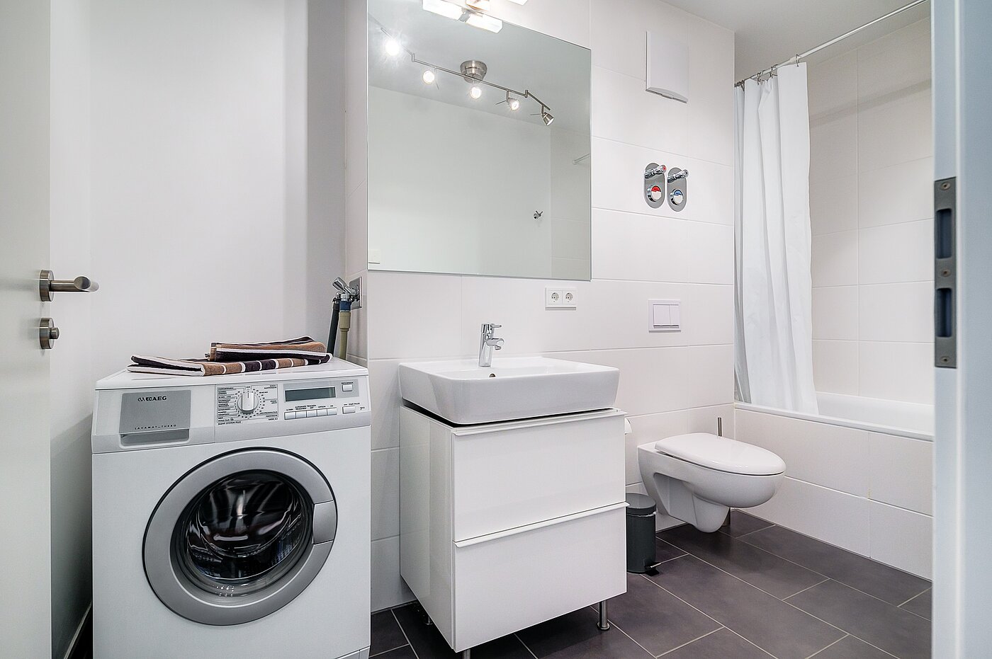 多层公寓 与 3 房间 | München-Moosach | 70164 | Badezimmer mit Waschmaschinenanschluss..