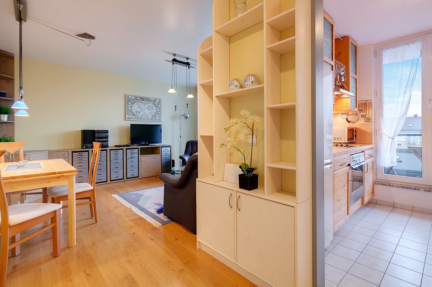 多层公寓 与 2 房间 | München-Sendling-Westpark | 2102ML6 | Blick Wohnen und Küche