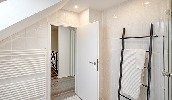 排式中层住宅 与 5 房间 | Unterschleißheim | 70187 | ...mit Handtuchheizkörper