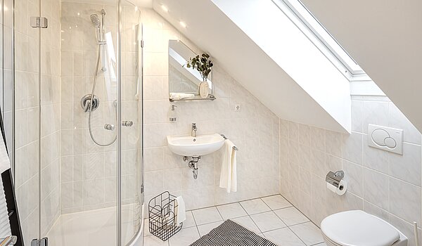 排式中层住宅 与 5 房间 | Unterschleißheim | 70187 | Zusätzliches Duschbad im DG...