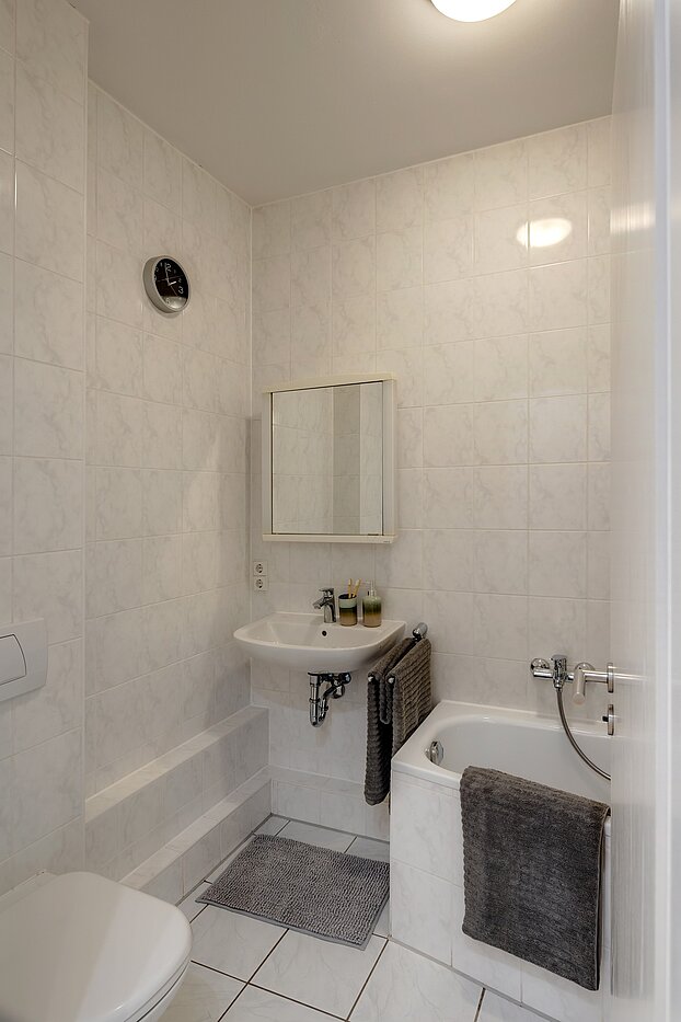 多层公寓 与 1 房间 | München-Maxvorstadt | 2206ML5 | Edles, weiß gefliestes Bad...
