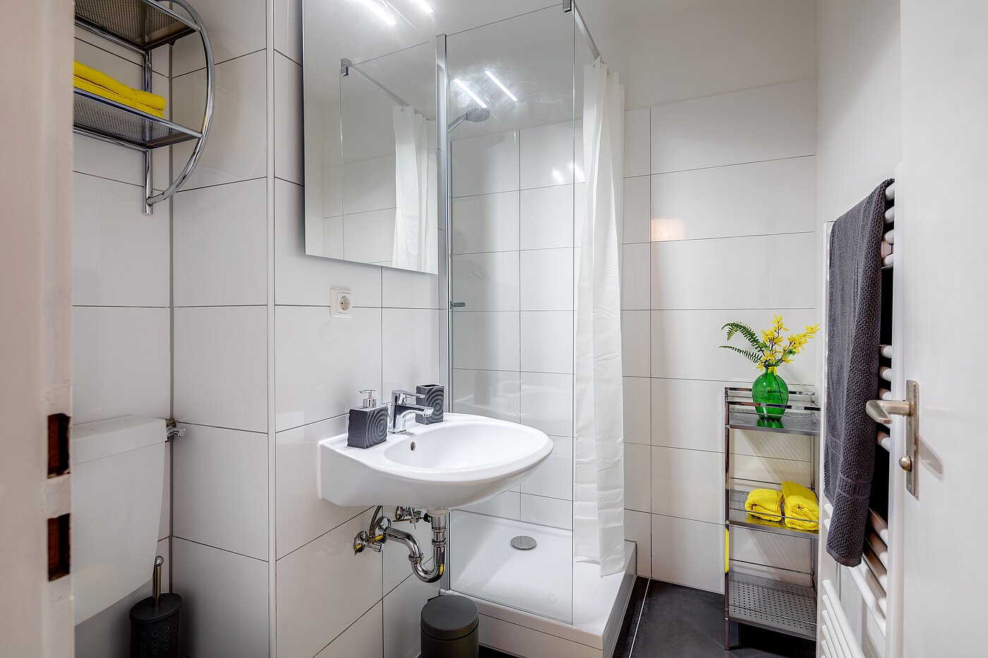 多层公寓 与 1 房间 | München-Neuhausen | 2301ML8 | Weiß gefliestes Bad mit Dusche...