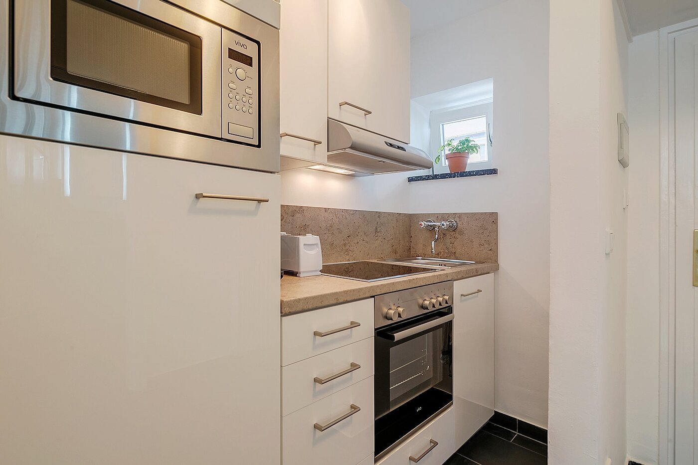 多层公寓 与 1 房间 | München-Schwabing | 2105ML1 | Küche mit Fenster...
