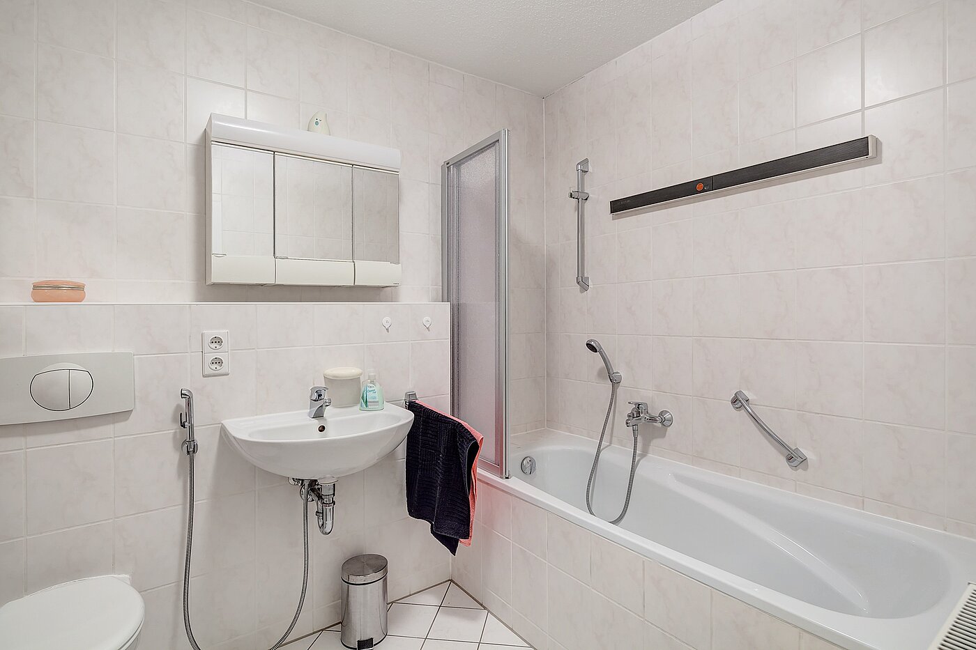 多层公寓 与 2 房间 | München-Pasing | 70141 | Badezimmer mit Wanne
