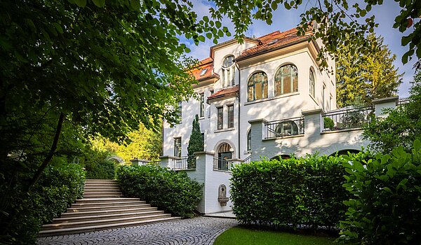 别墅 与 9 房间 | Reutlingen | 70231 | Hauptaufgang zur Villa