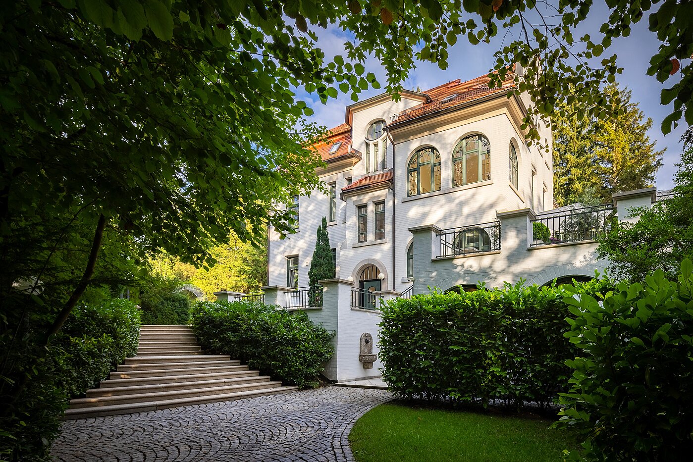 别墅 与 9 房间 | Reutlingen | 70231 | Hauptaufgang zur Villa