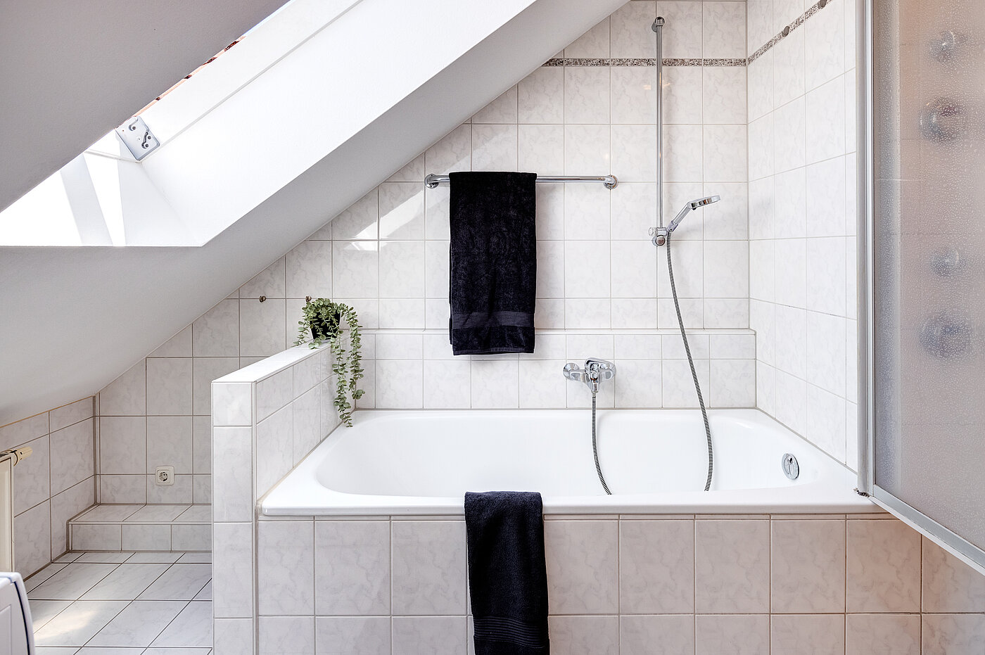 多层公寓 与 2 房间 | Unterschleißheim | 70138 | ...Fenster und Badewanne